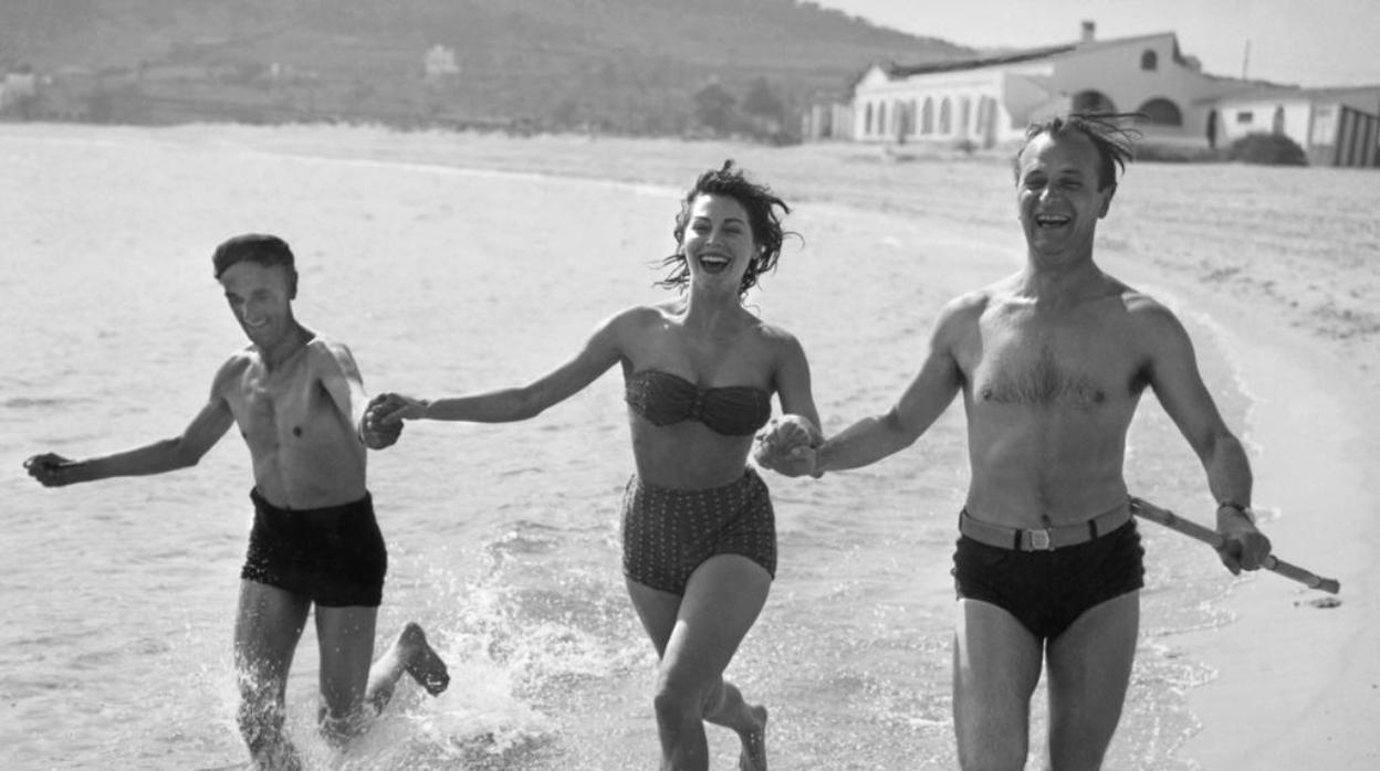 Ava Gardner, con John Laurie y Nigel Patrick, en S'Agaró