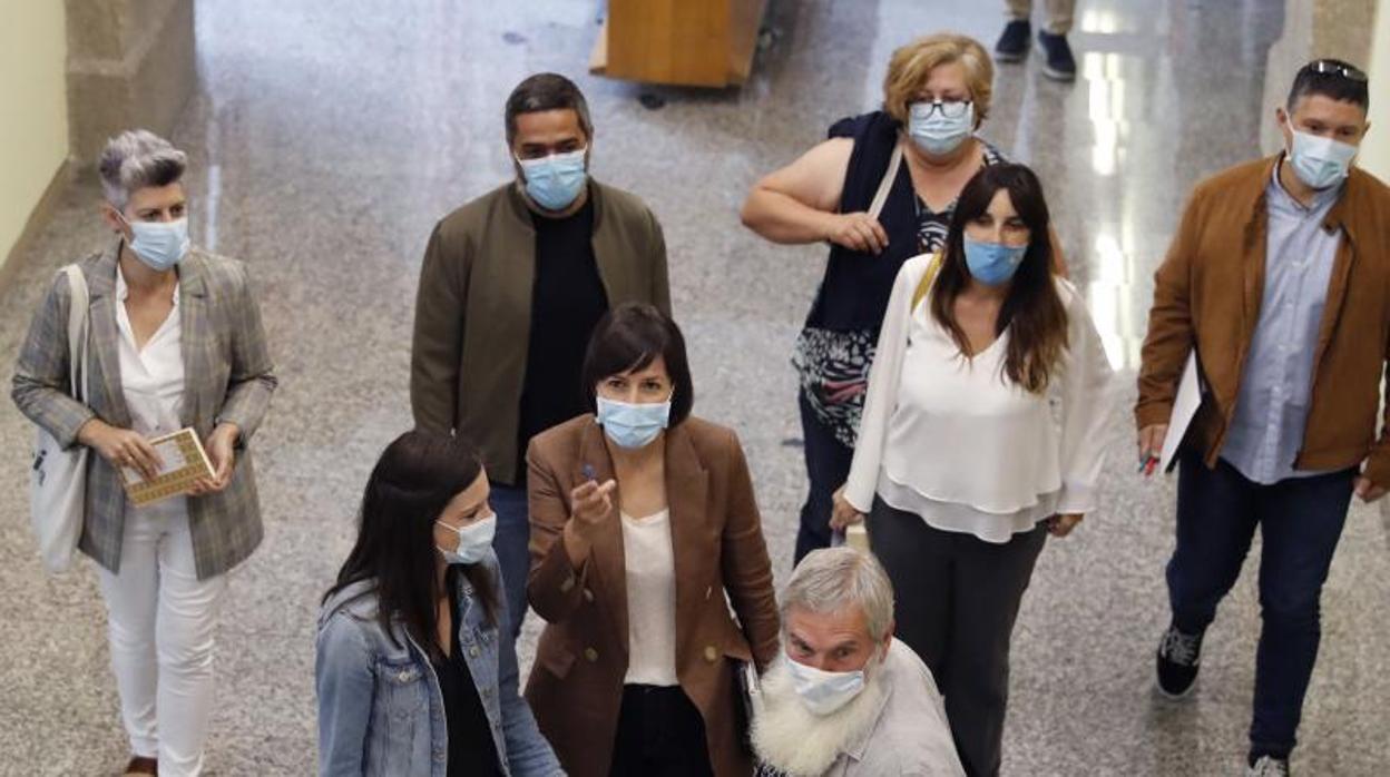 Ana Pontón, líder de la oposición, junto con otros parlamentarios del BNG a su llegada al hemiciclo