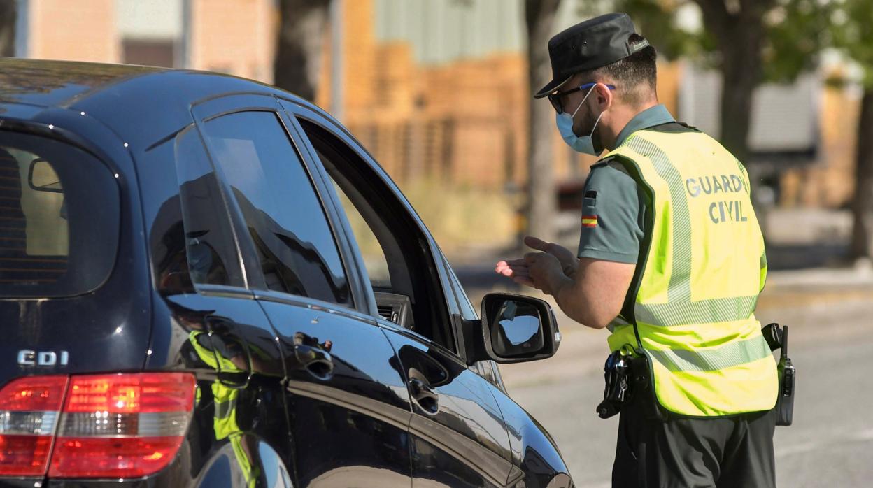 Agente de la Guardia Civil en un control de tráfico durante el estado de alarma