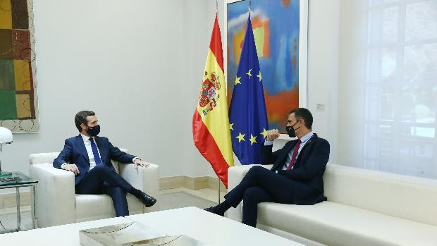 Sánchez y Casado chocan por la presencia de Podemos en el Gobierno