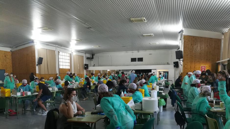 Colas kilométricas para las pruebas serológicas de los profesores en Madrid