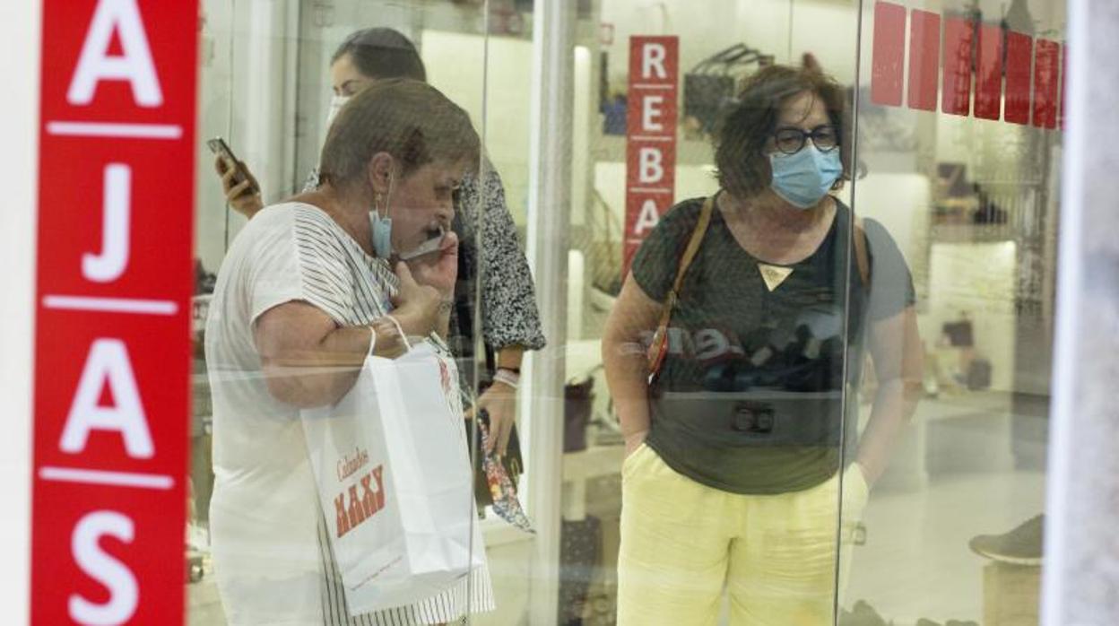 Un comercio durante la temporada de rebajas en Orense