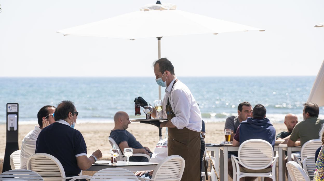 Imagen de una terraza en Valencia este verano