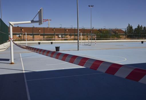 Cintas que dividen el patio en cinco parcelas