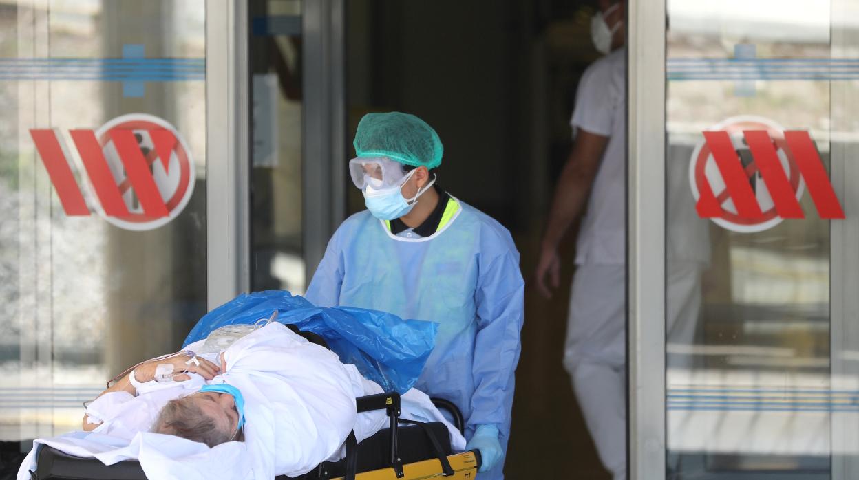 Un paciente en el hospital Arnau de Vilanova, en julio