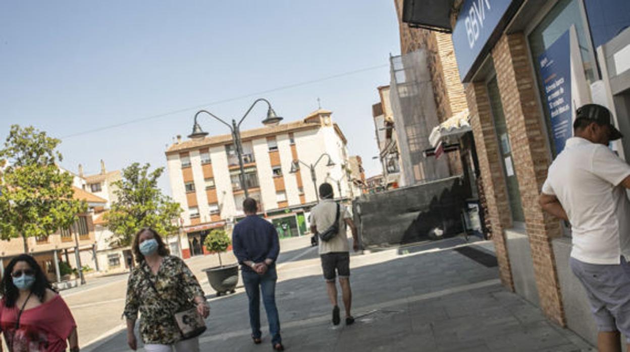 Algunos vecinos de Bolaños de Calatrava pasean por una de las céntricas calles de la localidad