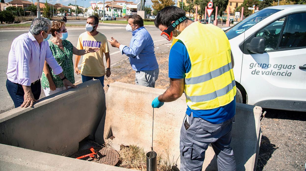 Personal de Aguas de Valencia realizando una prueba con aguas residuales en El Puig