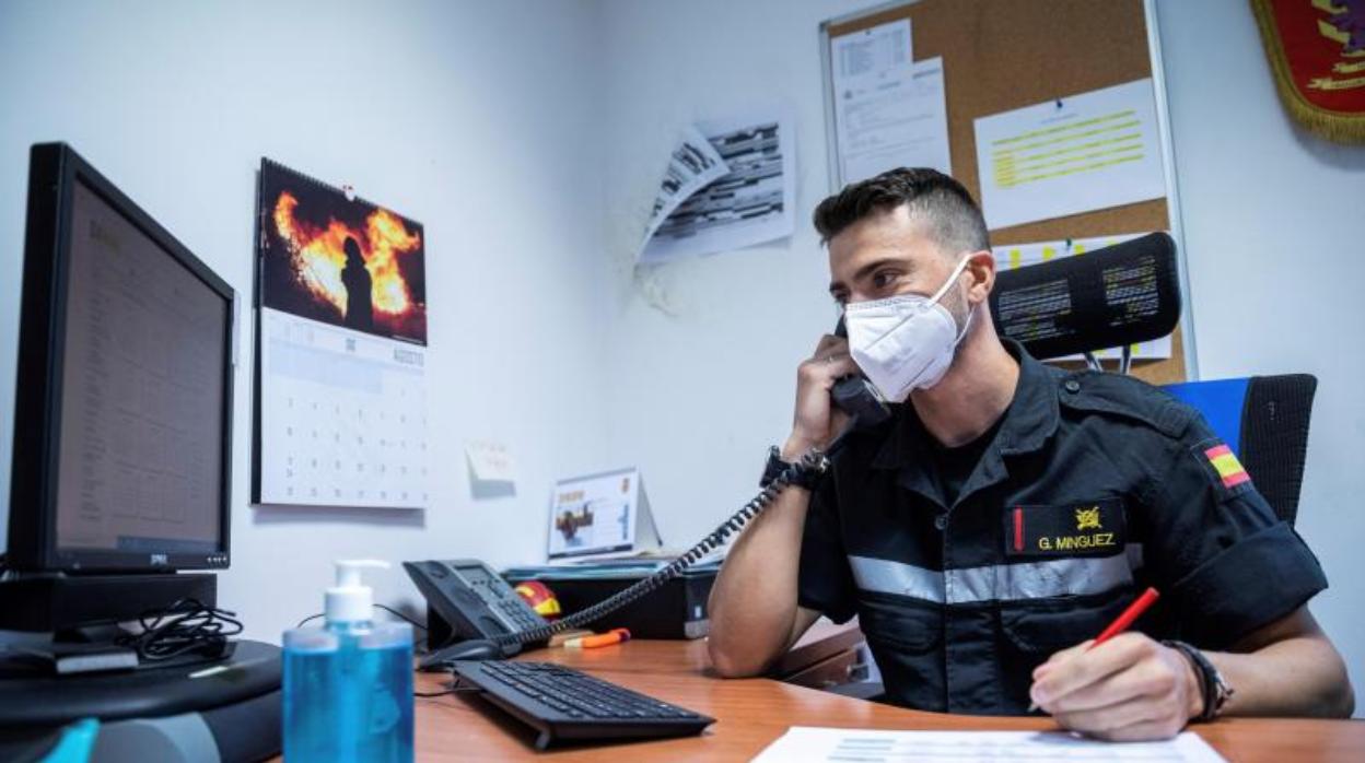 Un miembro de la UME, realizando tareas de rastreo desde la base aérea de Torrejón (Madrid)