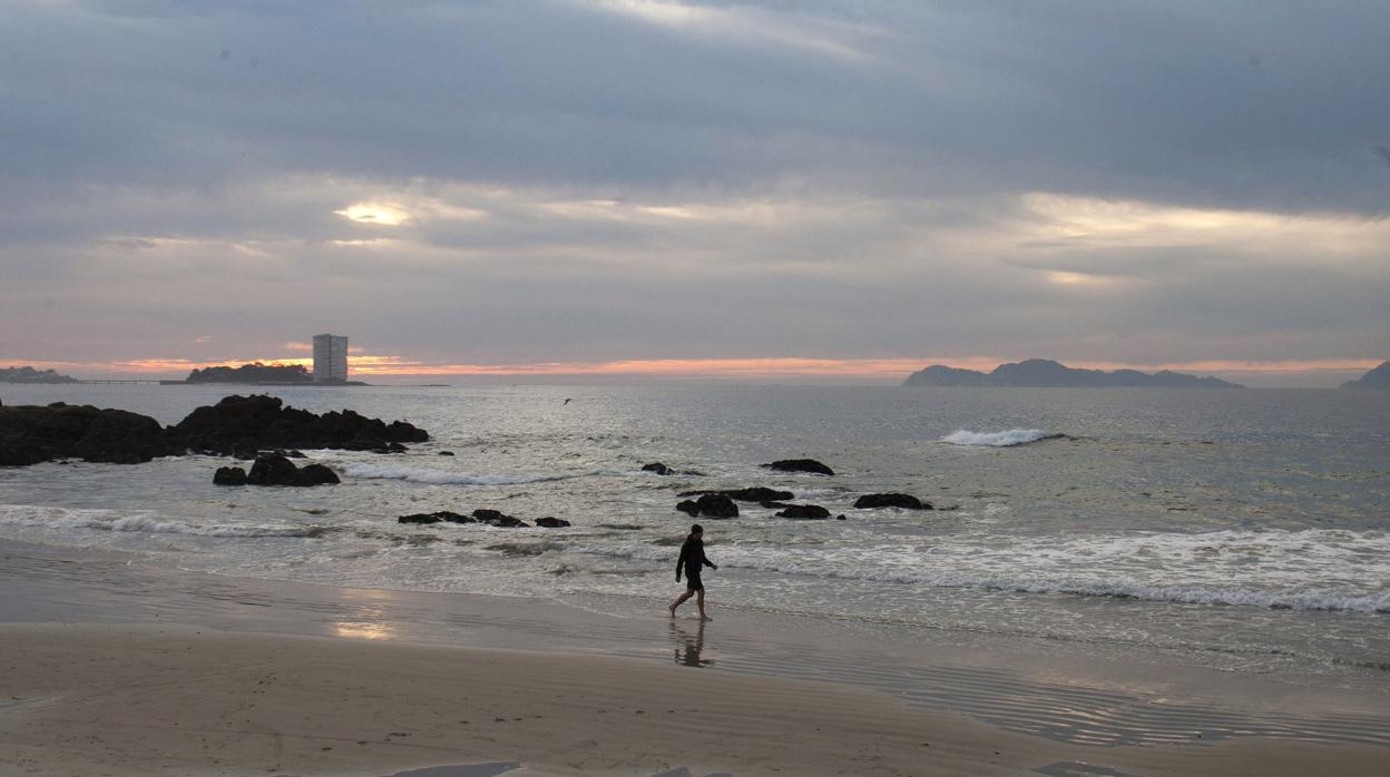 Una persona pasea por la viguesa playa de Samil, en una imagen de archivo