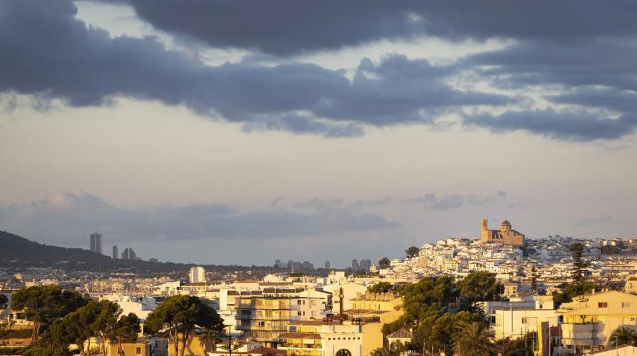 Cielo nuboso en Altea, en una imagen captada este jueves