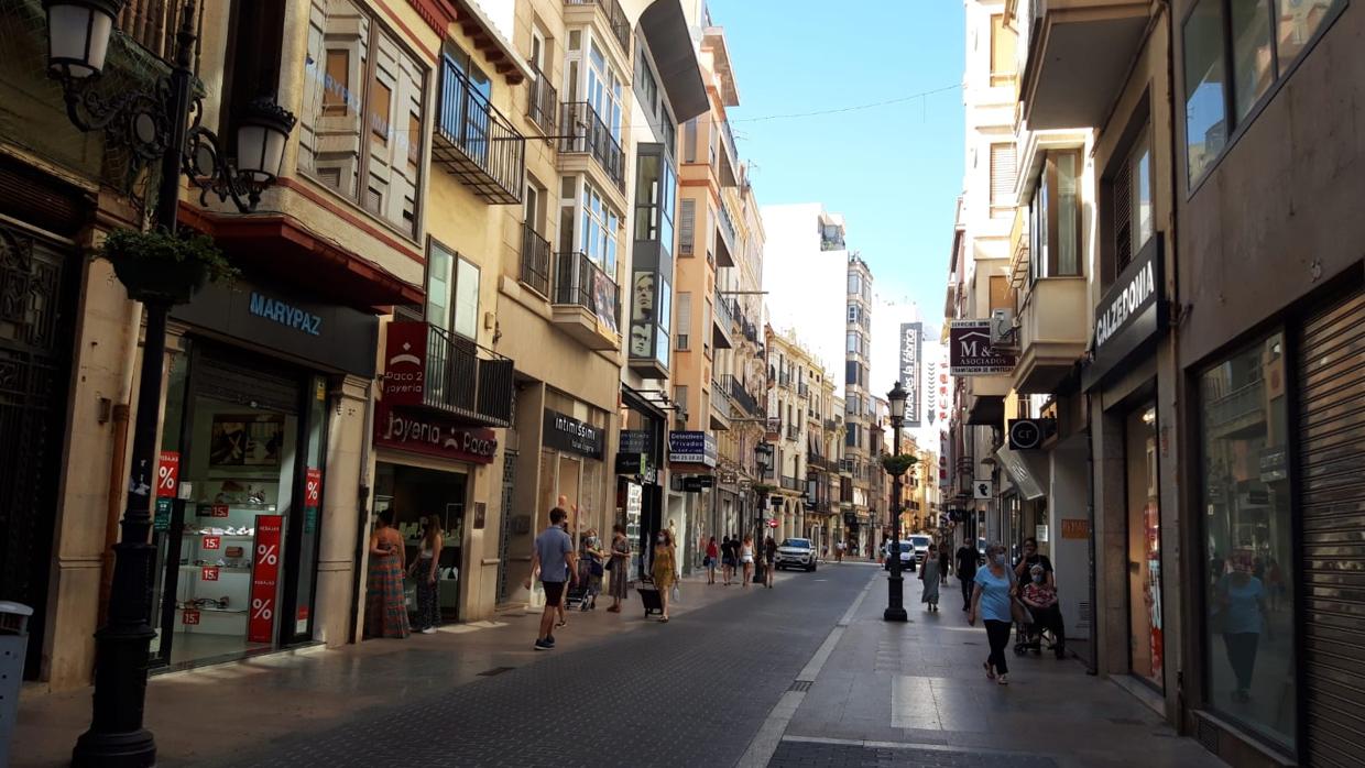 Una calle con comercios en el centro de Castellón