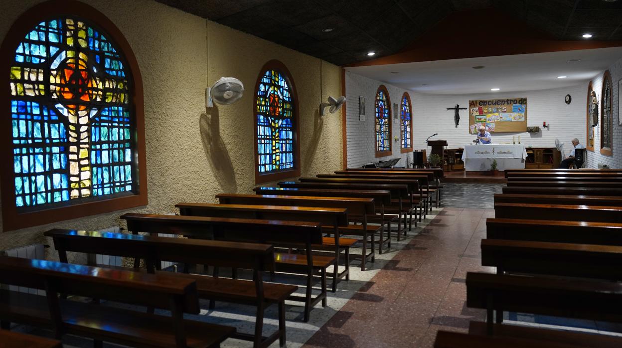 Imagen del interior de la parroquia Santa Rosa de Lima, en Vía Carpetana