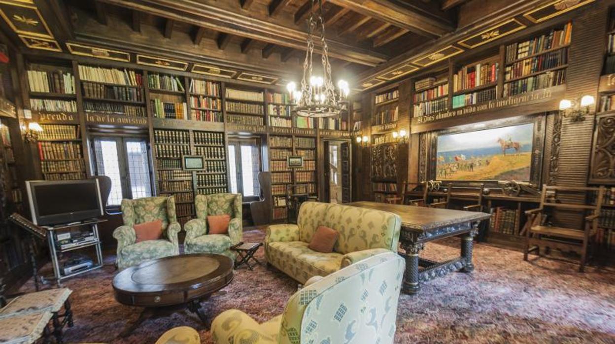 Biblioteca de la planta baja de Meirás, con el Bertuchi presidiendo la estancia