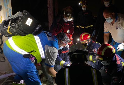 Un joven resulta herido de gravedad tras precipitarse por un agujero entre las plantas de La Barranca