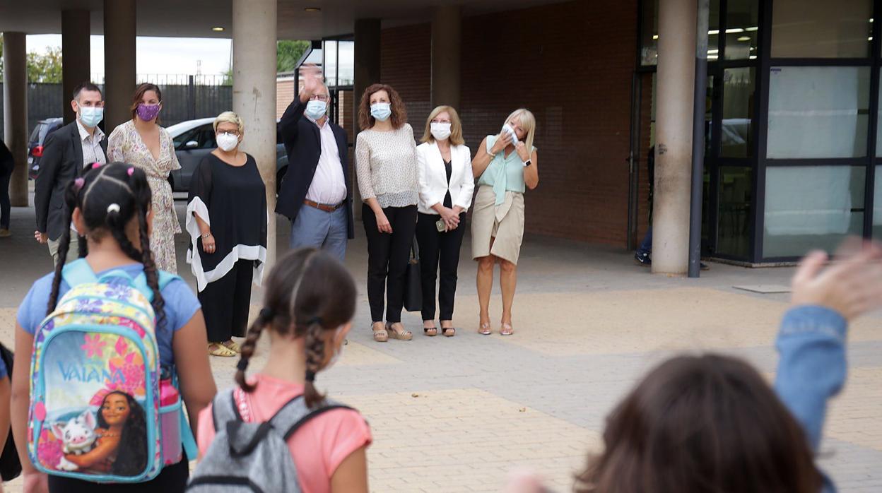 Imagen de Joan Ribó junto a otros concejales en la puerta de un colegio en Valencia en el primer día de clase