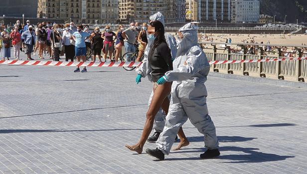 Detenida una mujer que se fue a surfear a la playa de San Sebastián aunque había dado positivo en coronavirus