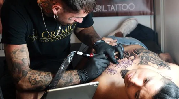 Unos padres denuncian que fueron pateados por su hijo tras negarle 3.000 euros para un curso de tatuador