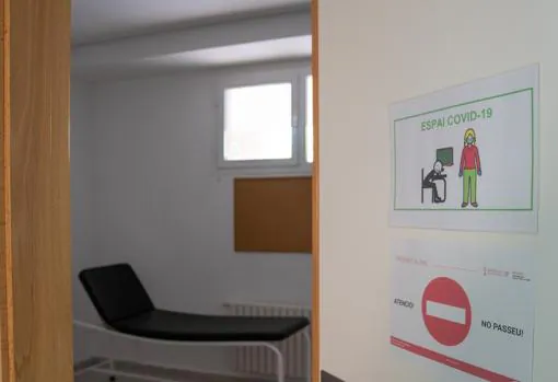 Una de las habitaciones reservadas para el control de los casos Covid-19 en un colegio de Valencia