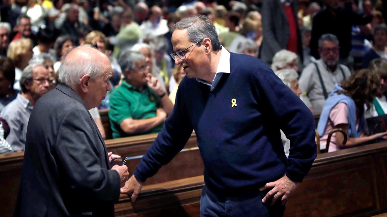 Pujol y Torra conversan durante una plegaria por los encausados del 1-O en 2019