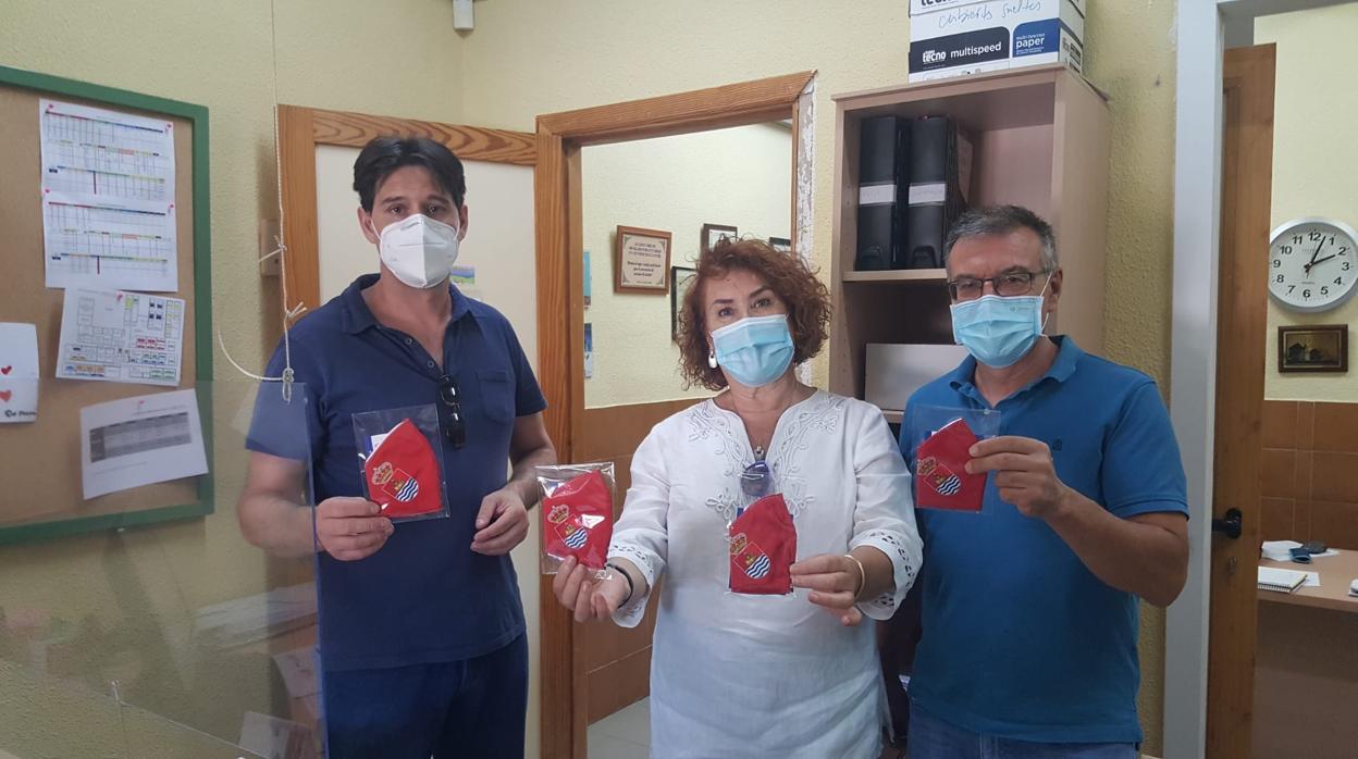 La alcaldesa entrega las mascarillas en el IES Julio Verne