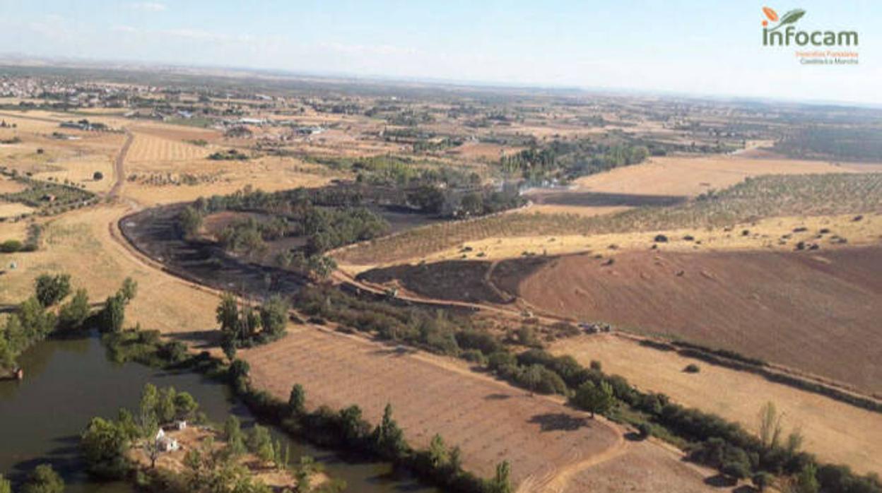 El incendio se produjo en una zona forestal con pastizal en el término municipal de Malagón