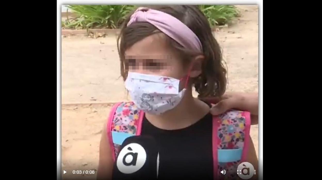 La niña entrevistada por Àpunt este lunes en su primer día de la vuelta al cole en Valencia