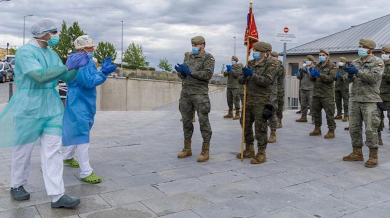 Homenaje entre militares y sanitarios durante la pandemia