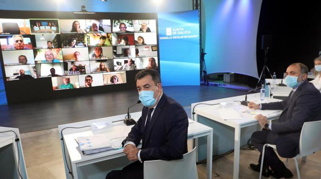 El nuevo conselleiro de Educación, Román Rodriguez, durante la reunión telemática con la comunidad educativa