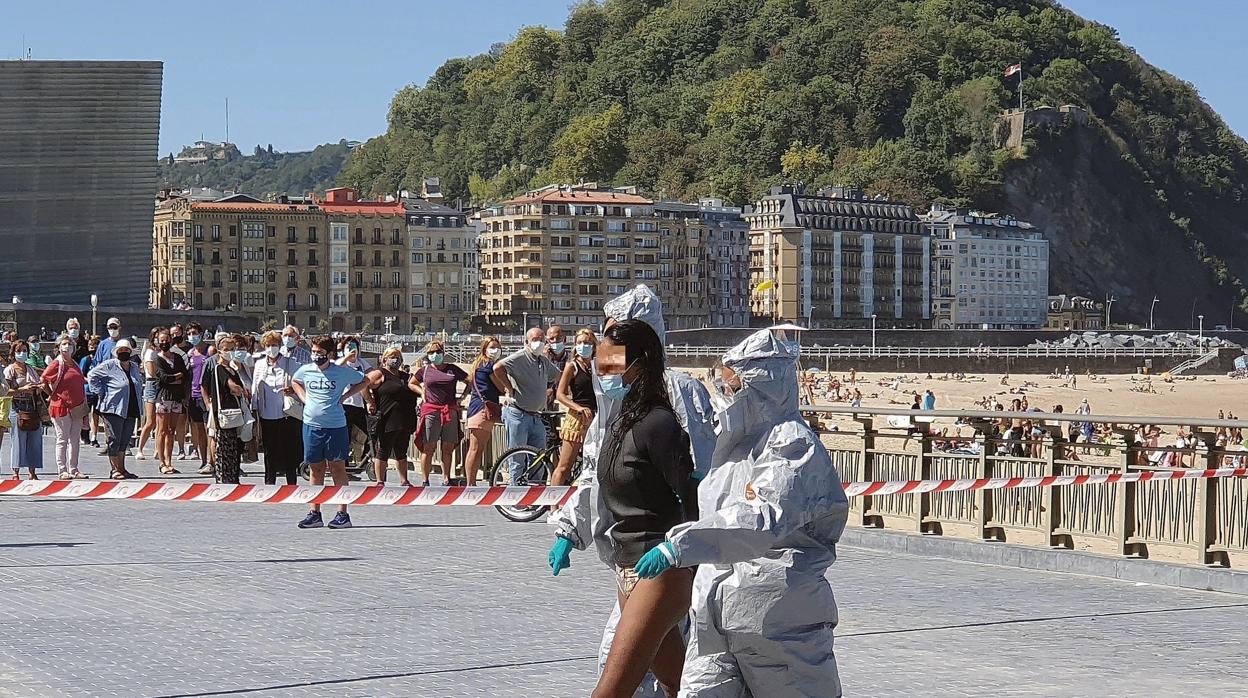 La surfera contagiada de San Sebastián amenaza al joven que la grabó: «Te encontraré»