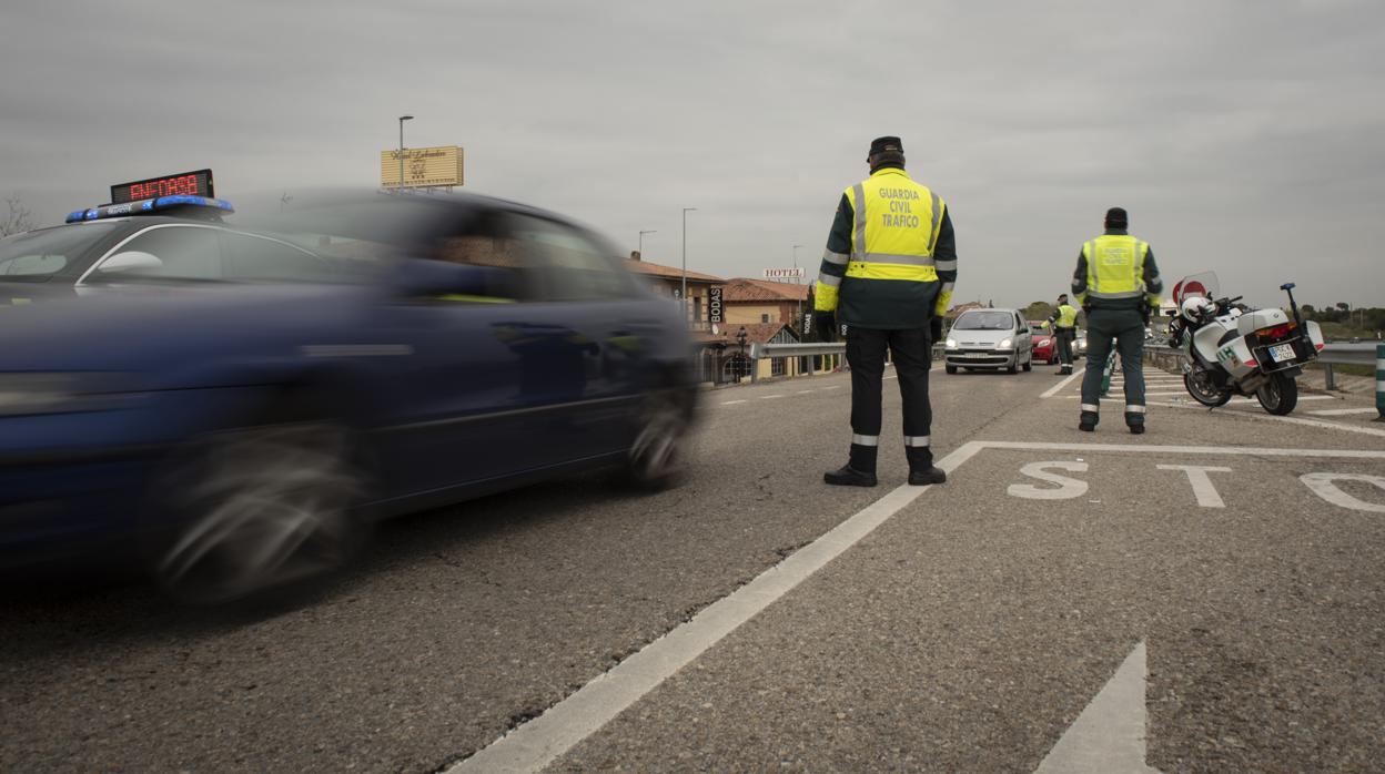 Control de carretera de la Guardia Civil para vigilar el cumplimiento de órdenes de confinamiento