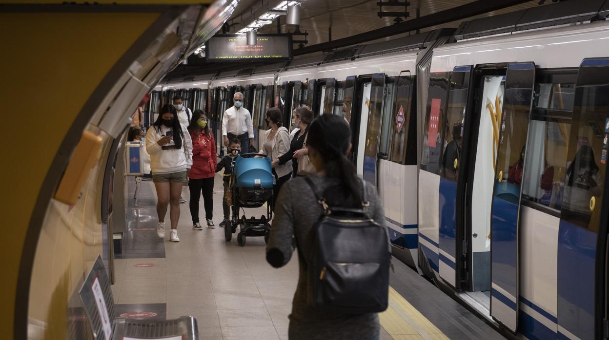 Usuarios en el Metro de Madrid en septiembre/ Madrid suma los peores datos de COVID-19 con más de 4.000 contagiados en las últimas 24 horas
