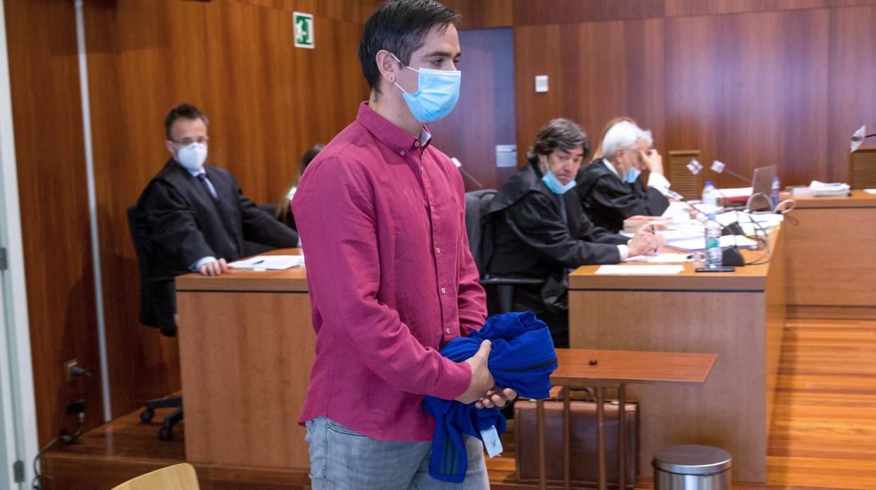 Imagen tomada a Lanza cuando pasaba ante los abogados de la acusación particular, este viernes, en el juicio contra él por el «crimen de los tirantes»