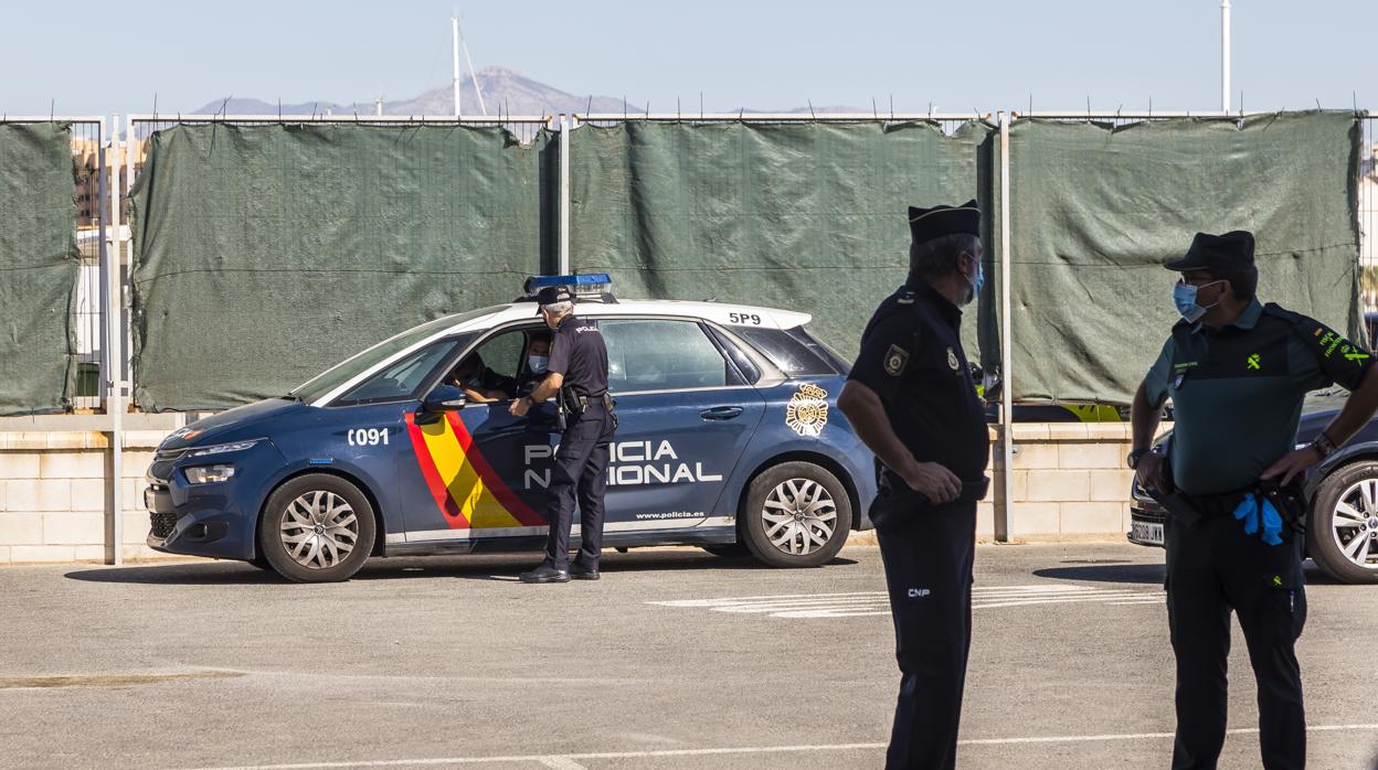 Imagen de unos agentes de la Policía Nacional durante un operativo