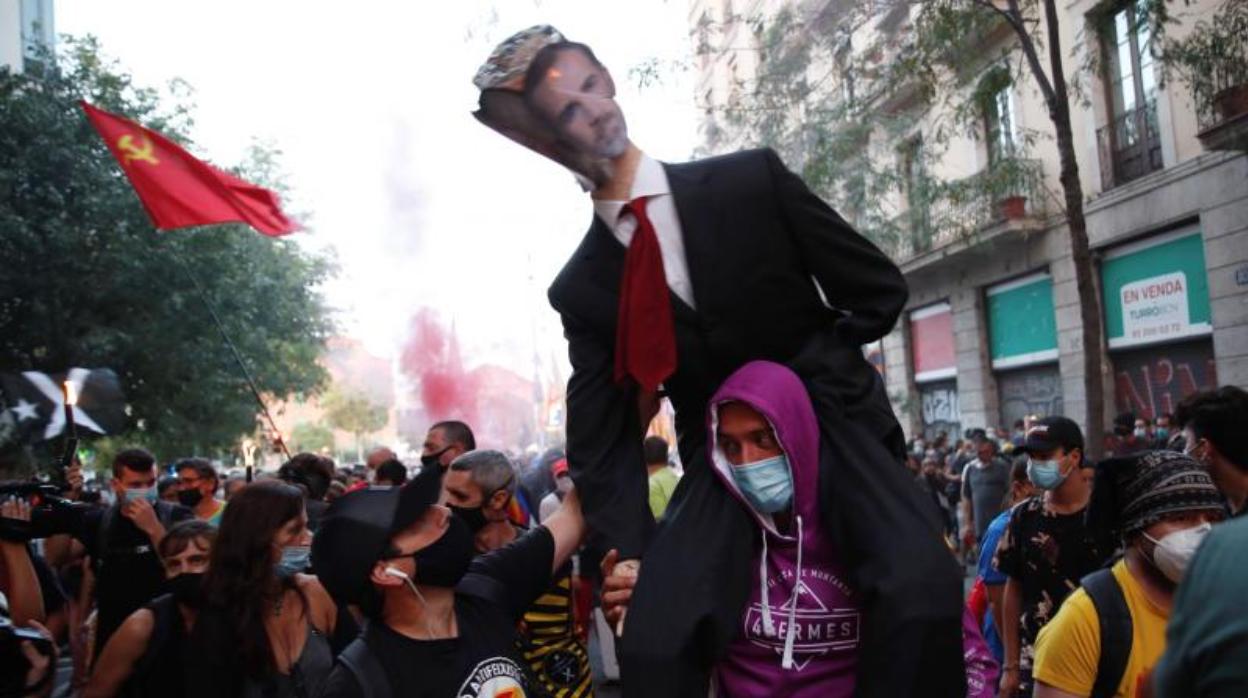 Manifestación de los CDR ayer en Barcelona con un muñeco del Rey