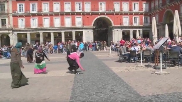 A juicio el miércoles tres hinchas del PSV por humillar a indigentes que pedían limosna en la Plaza Mayor