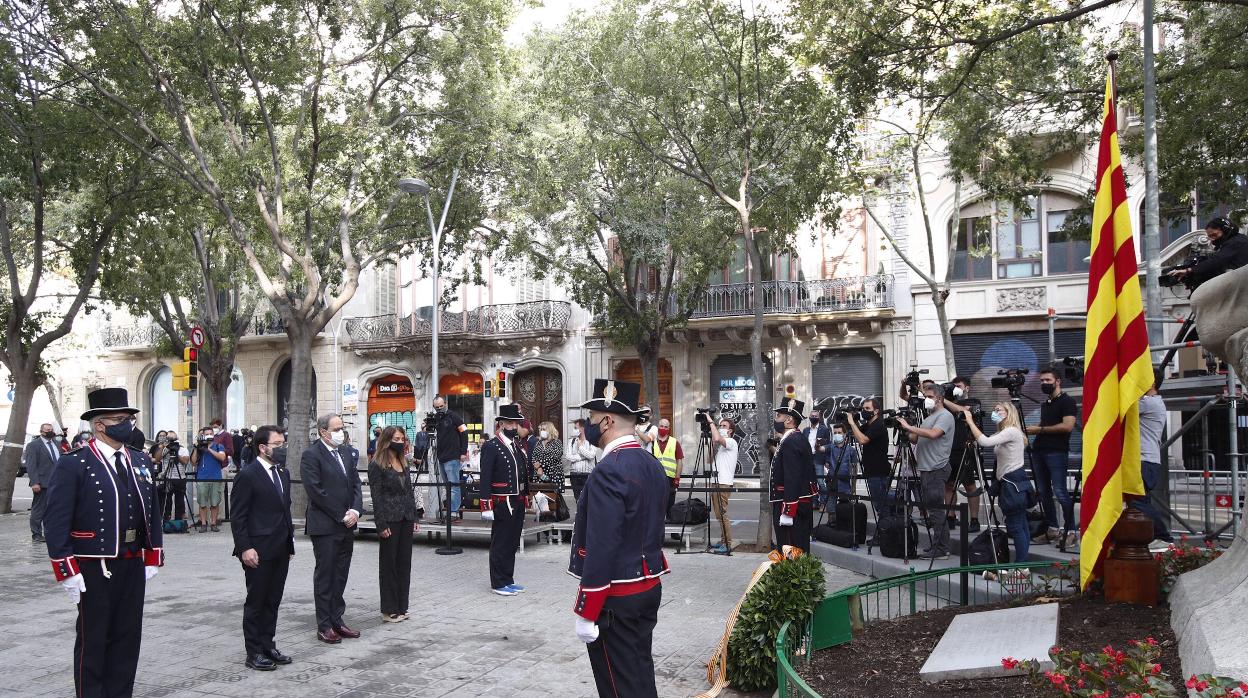 Ofrenda floral del Gobierno catalán con una representación mínima