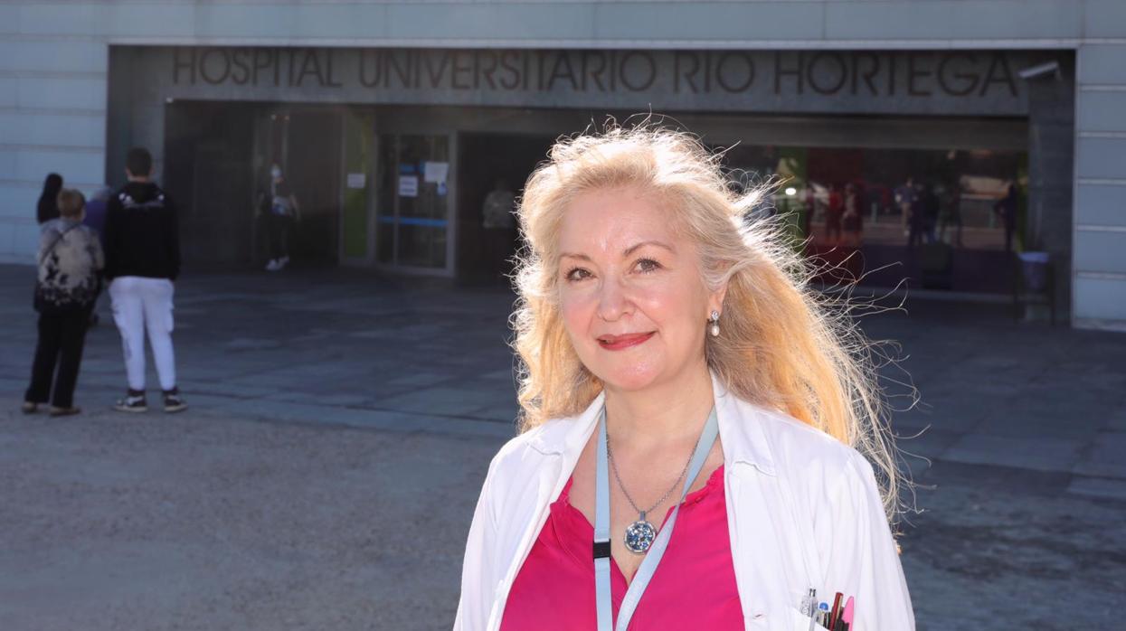 La investigadora Rosa Conde, frente a las puertas del Hospital Río Hortega de Valladolid