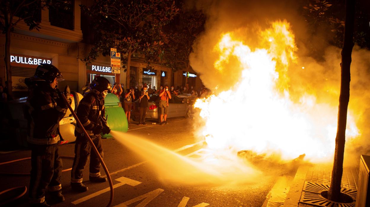 Altercados tras la manifestación convocada por los Comités de Defensa de la República (CDR) y la CUP con motivo de la celebración de la Diada del 11 de septiembre, hoy viernes en Barcelona.