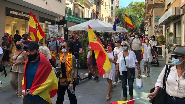 Unas 600 personas se manifiestan en Palma para pedir la dimisión de Pedro Sánchez