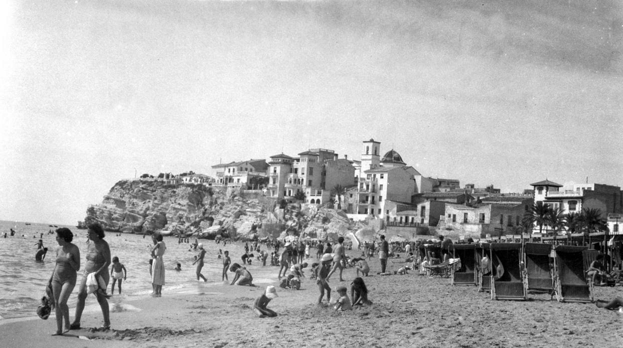 Imagen de la playa de Benidorm tomada en 1956