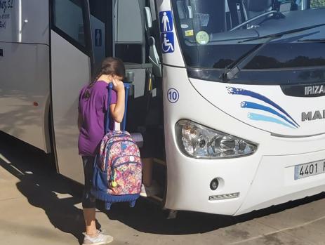 Subir seguro al autobús para llegar al colegio