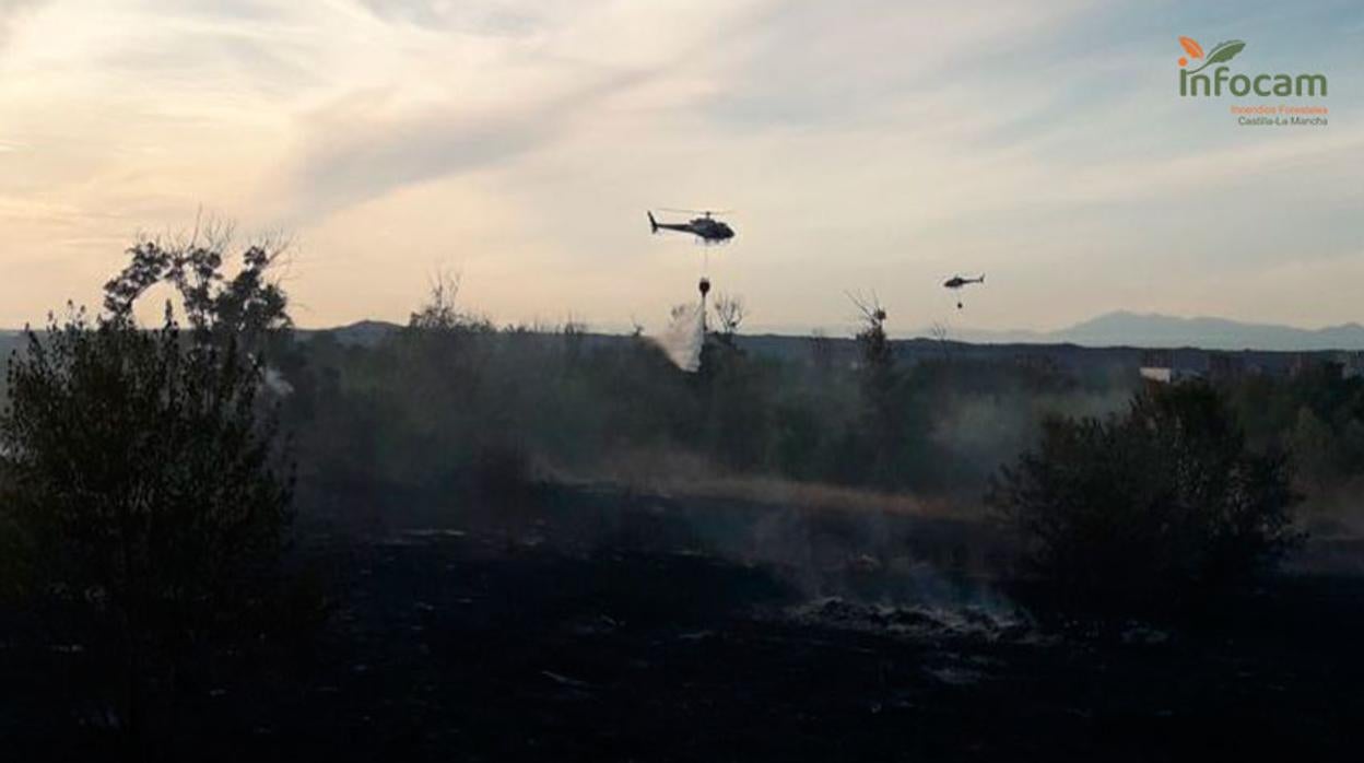 Helicópteros trabajando en la zona del incendio