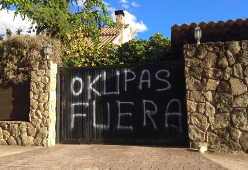 Pintadas para intentar echar a okupas