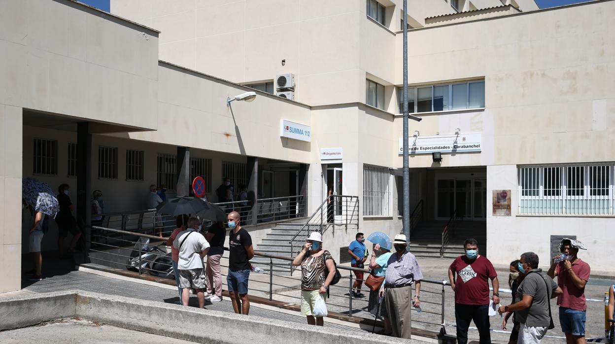 Usuarios esperando para hacerse la PCR en un centro de salud en el distrito de Carabanchel