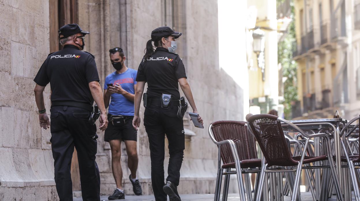 Imagen de archivo de unos agentes de la Policía Nacional tomada en Valencia