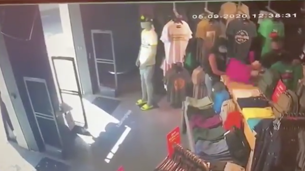 El dueño de una tienda difunde el vídeo en el que una pareja le roba mil euros en ropa en 45 segundos