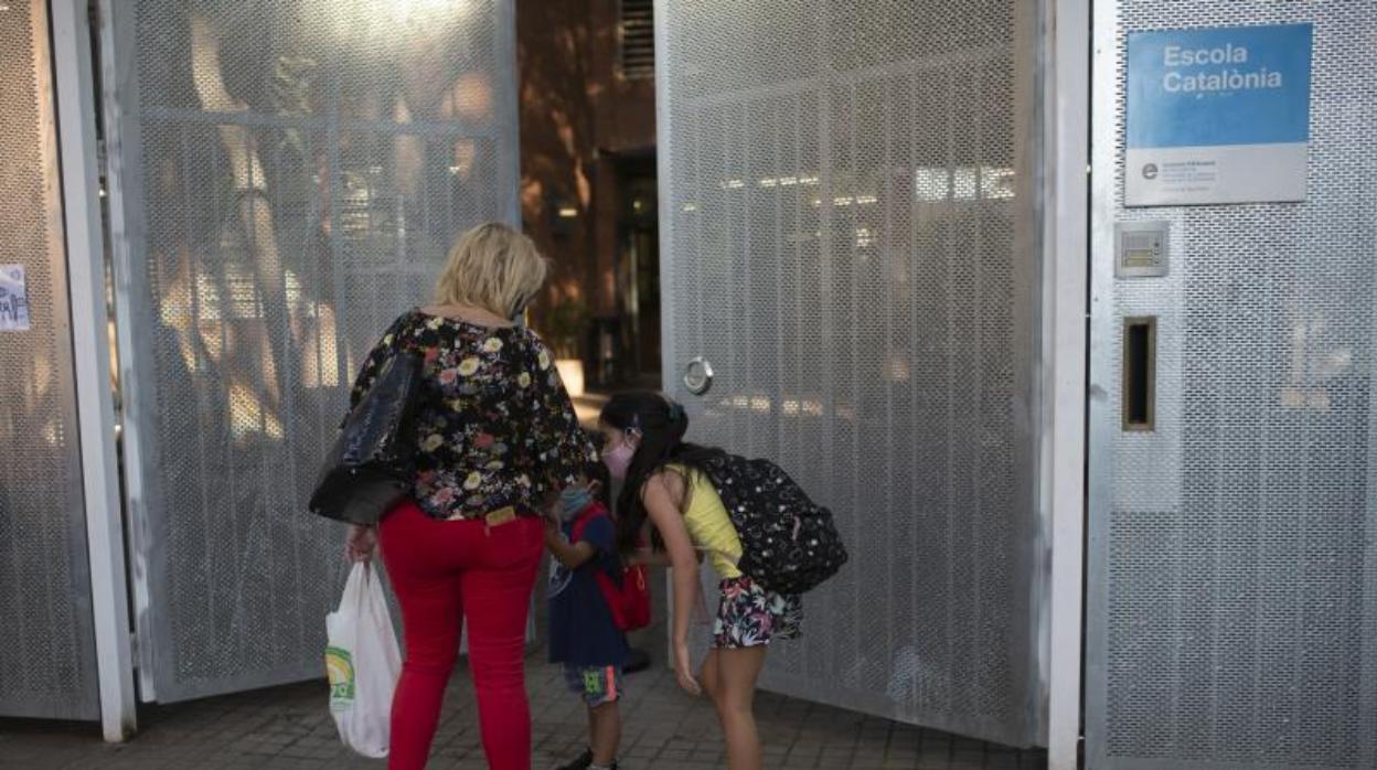 La entrada de un colegio, este lunes en Barcelona