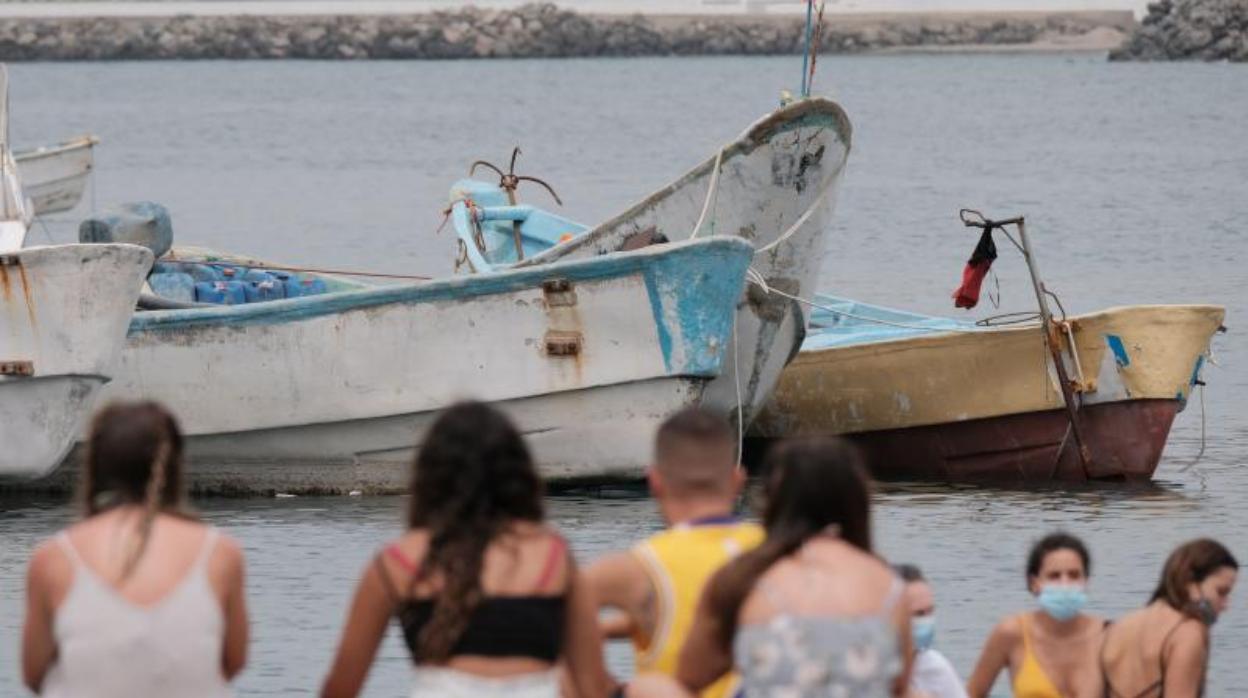 Los cayucos se acumulan en el puerto canario de Arguineguín