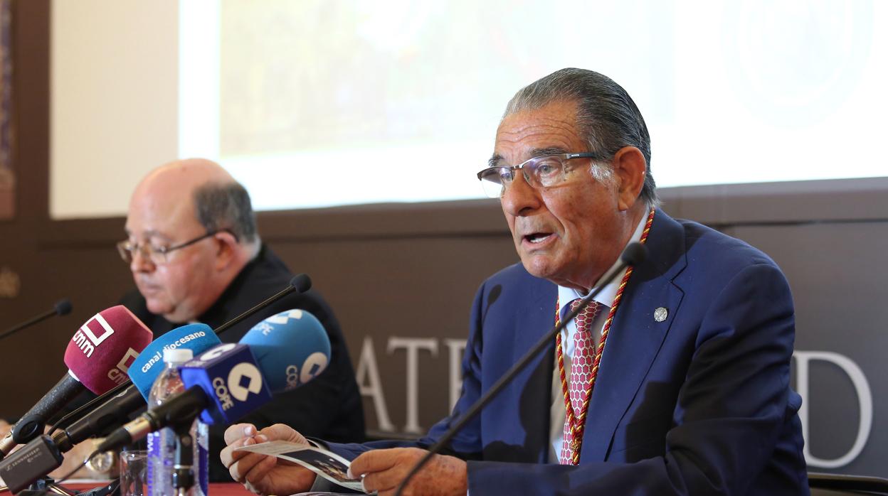 El presidente de la hermandad, Ricardo Alba, en la rueda de Prensa con el deán Juan Miguel Ferrer