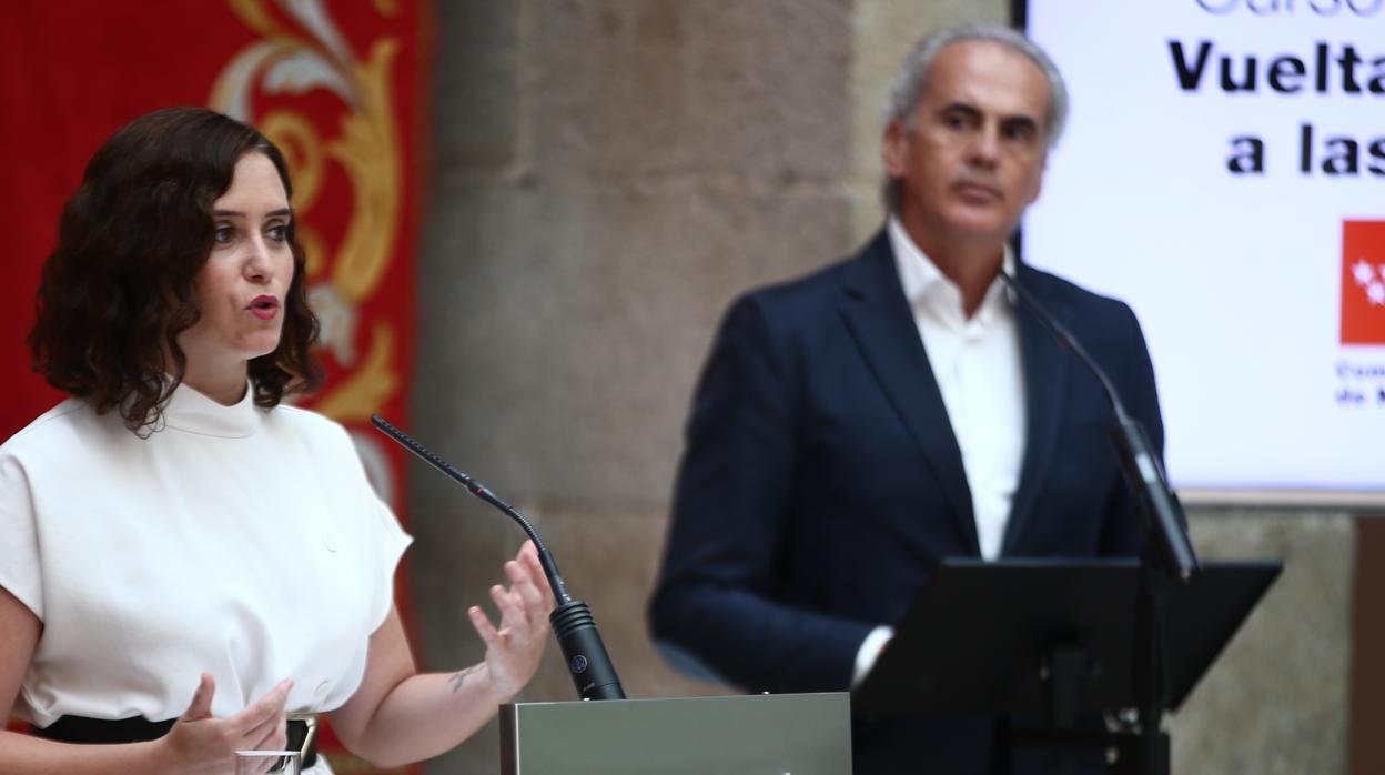 La presidenta madrileña, junto al consejero de Sanidad, durante la presentación de la vuelta al cole